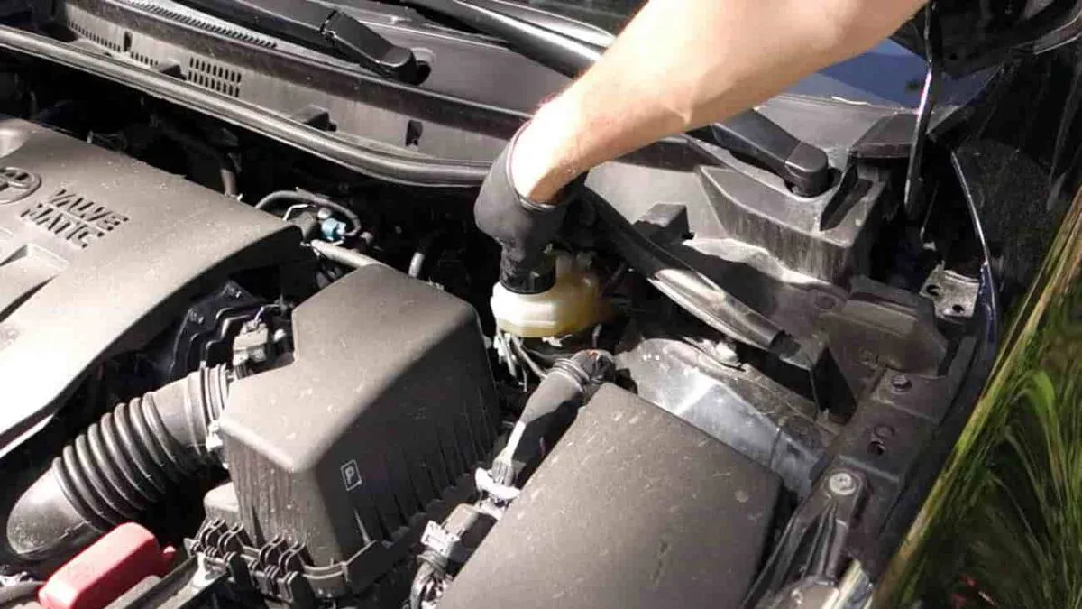 Lắp lại que thăm dầu, hoàn thành việc kiểm tra nhớt (Ảnh: Sưu tầm internet)