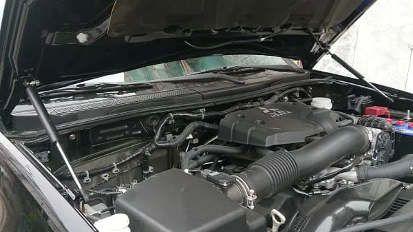 Các chi tiết phức tạp trong khoang máy cần được kiểm tra kỹ lưỡng khi tìm hiểu cách kiểm tra máy phát điện trên ô tô