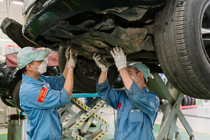 Kiểm tra các chi tiết kim loại dưới gầm xe, bao gồm con ốc, bu lông và ống xả