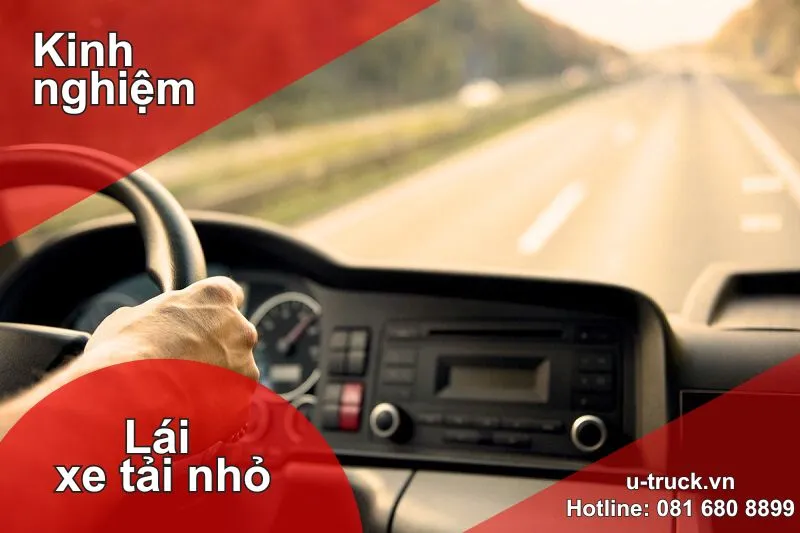 Tài xế đang thực hiện kỹ thuật đánh lái và kiểm soát tốc độ khi lái xe tải nhỏ