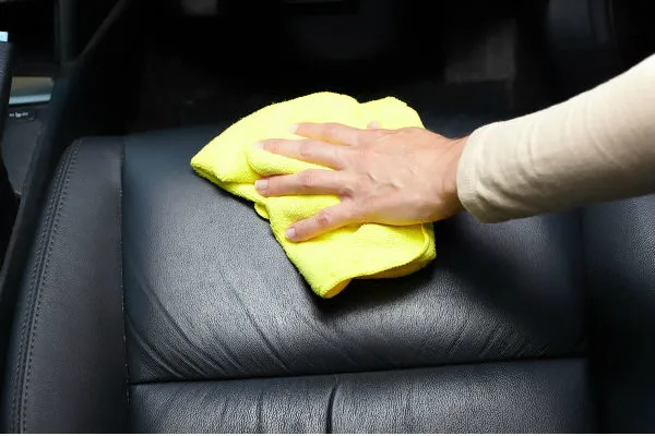 Lau sạch và khô bề mặt ghế da