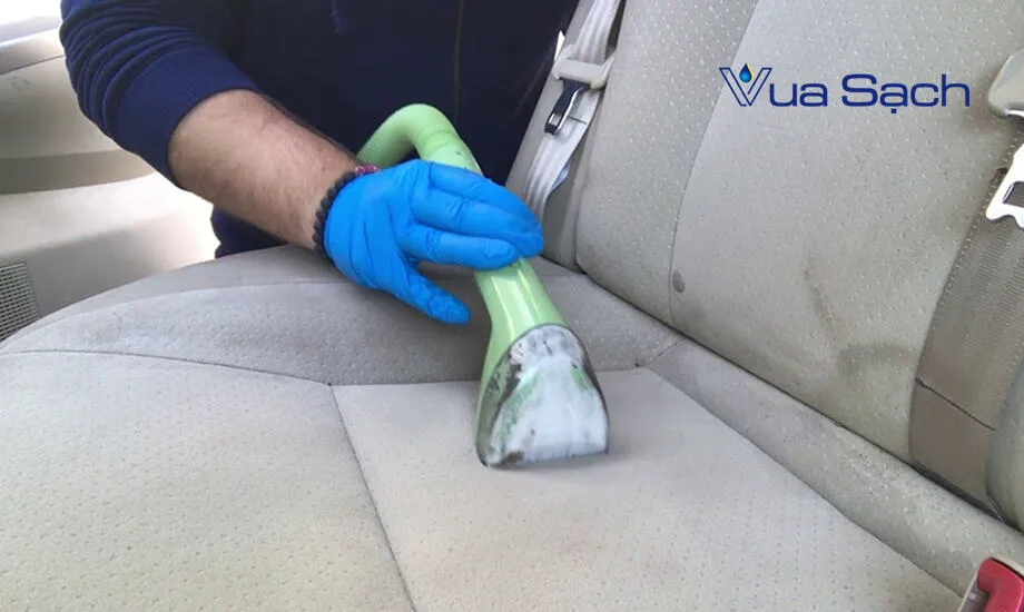 Cach-lam-sach-vet-non-oi-tren-ghe-o-to