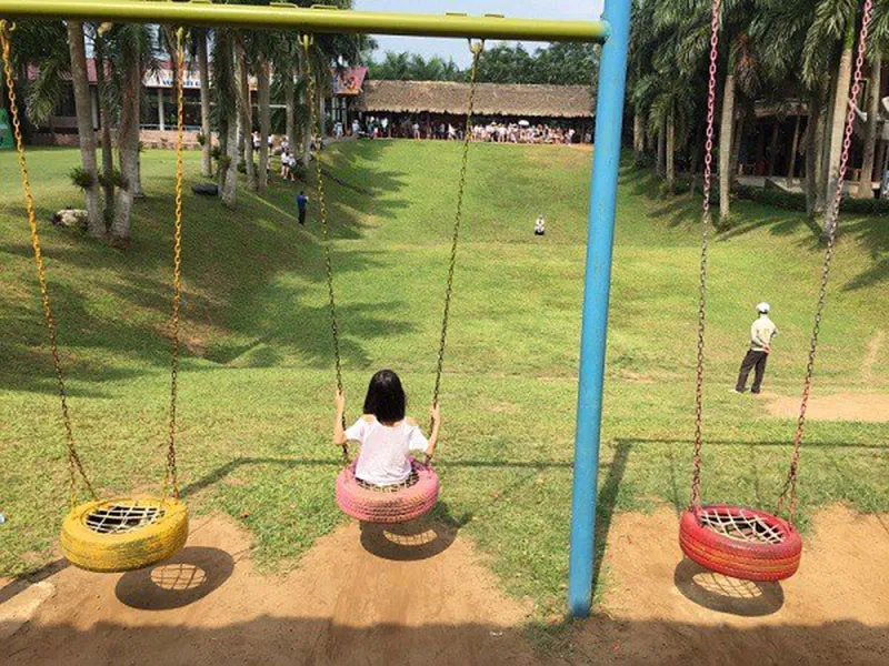 cách làm xích đu bằng lốp ô tô treo dọc