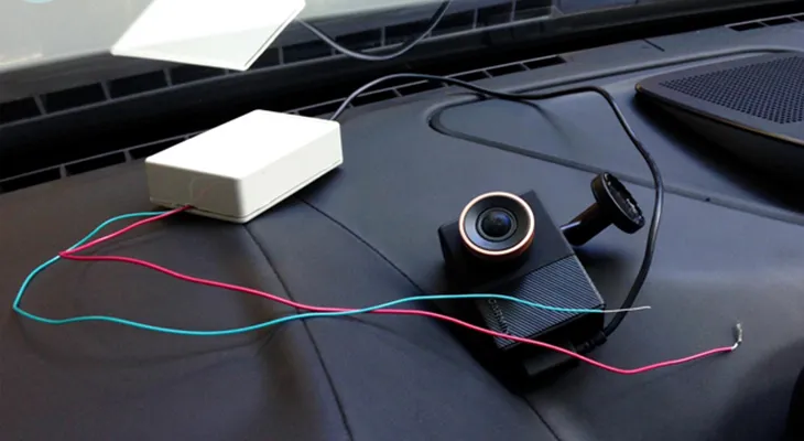 Camera hành trình đang cắm nguồn vào tẩu thuốc và hiển thị màn hình cài đặt