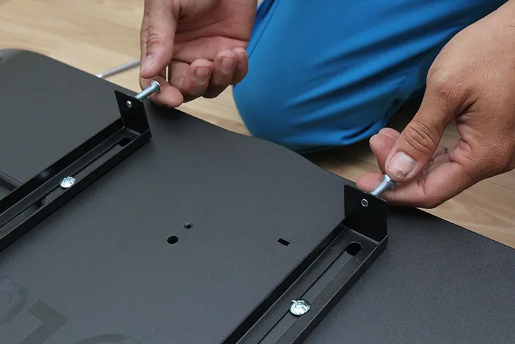 Hoàn tất việc lắp giá đỡ tivi