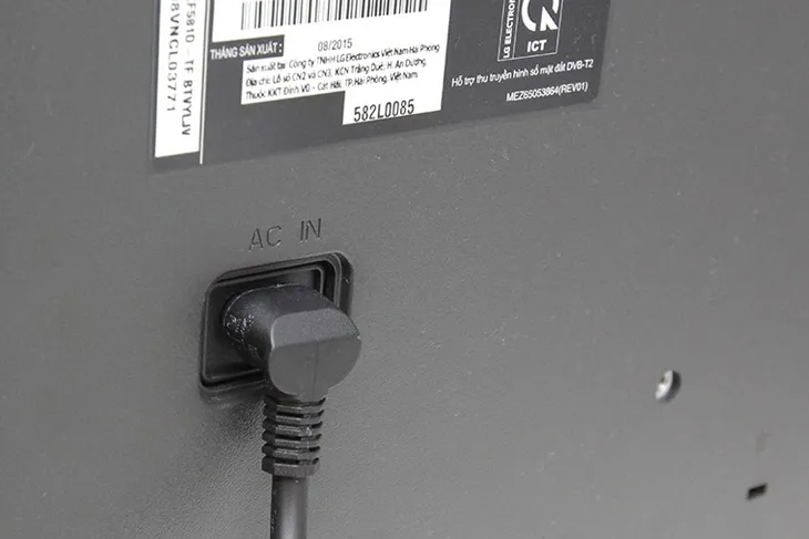 Cắm trước một đầu dây điện vào tivi (không cấp điện)