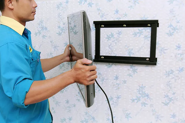 Đặt giá đỡ tivi lên khung treo