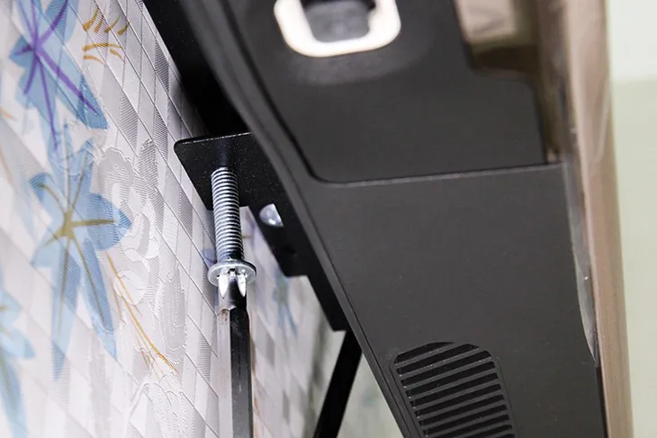 Siết chặt ốc khóa giá treo