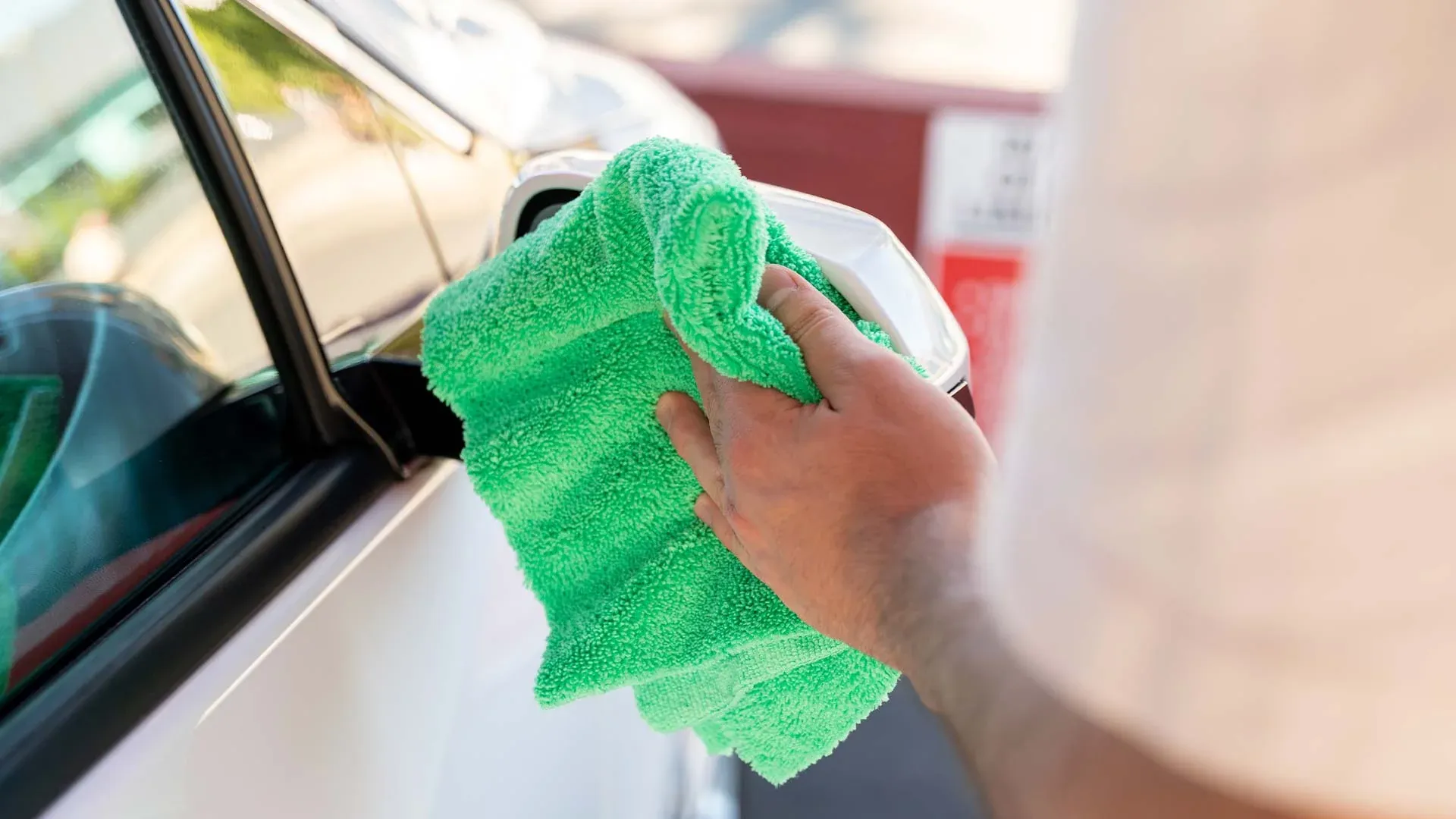 Dùng khăn mềm ướt để lau sạch bề mặt gương chiếu hậu trước khi tiến hành dán gương cầu lồi