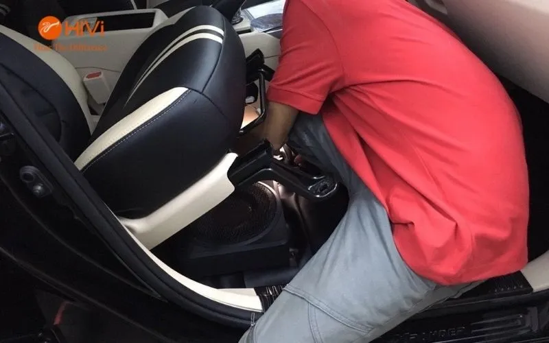 Hình ảnh minh họa lắp đặt loa sub dưới gầm ghế ô tô