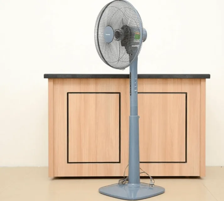 Đặt quạt trên bề mặt phẳng