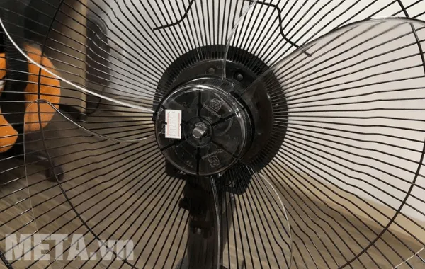 Lắp cánh quạt vào trục sao cho đúng khớp