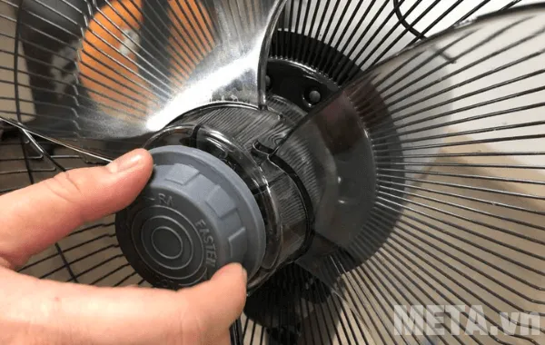 Vặn tán quạt để cố định cánh
