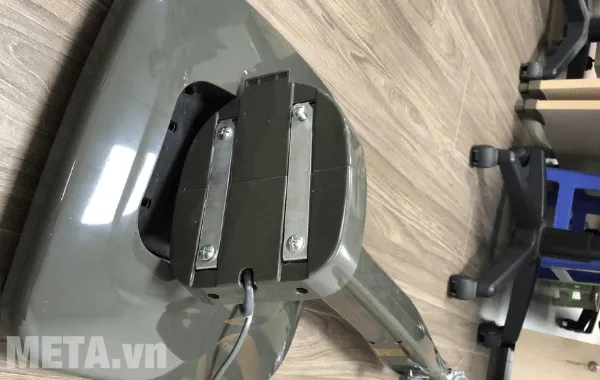 Trước tiên, bạn mở gói bao bì của chân đế và lắp ráp thân quạt vào chân đế sao cho đúng khớp