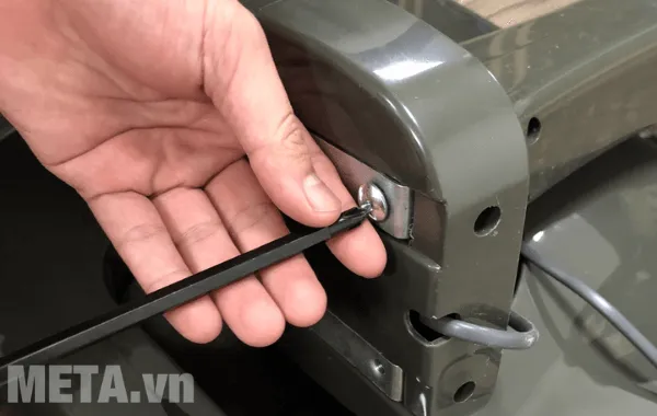 Dùng tua vít vặn chặt ốc phía dưới chân đế để cố định thân quạt