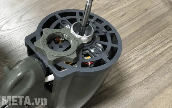 Tháo tán cánh ra khỏi trục bằng cách xoay theo chiều kim đồng hồ