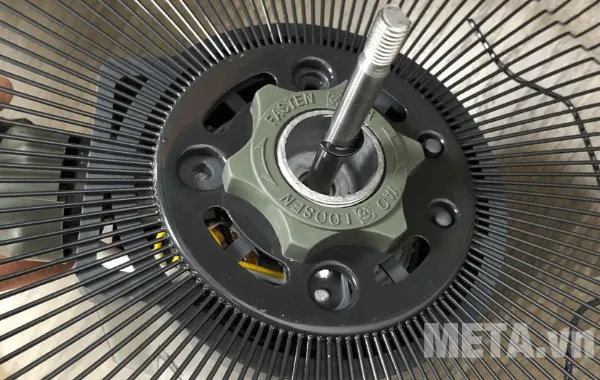 Vặn tán lồng để cố định lồng quạt