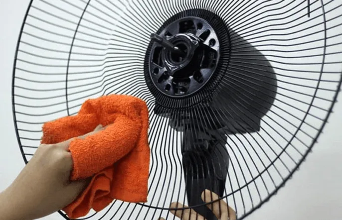 Khi sửa chữa, lau chùi cần tắt quạt