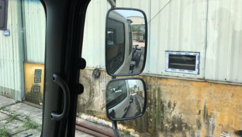 Gương chiếu hậu và gương phụ của xe tải cần được điều chỉnh chính xác để loại bỏ điểm mù khi lùi