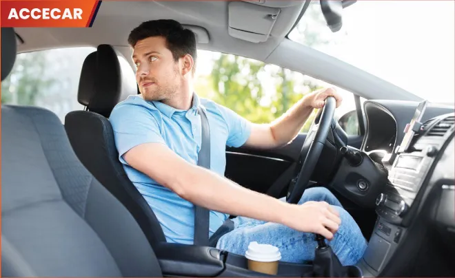 Tài xế quan sát gương chiếu hậu khi thực hiện kỹ năng lùi xe vào gara