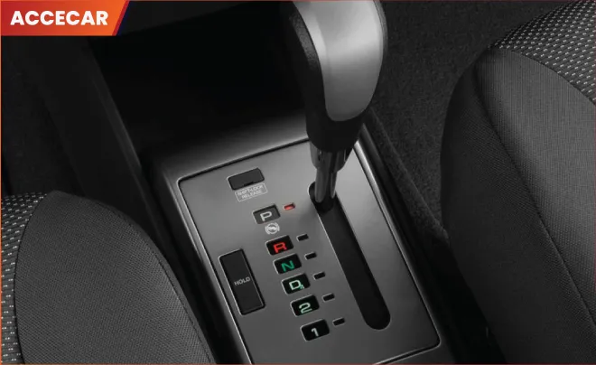 Thao tác cài số lùi và sử dụng vô lăng trong cách lùi xe ô tô số tự động