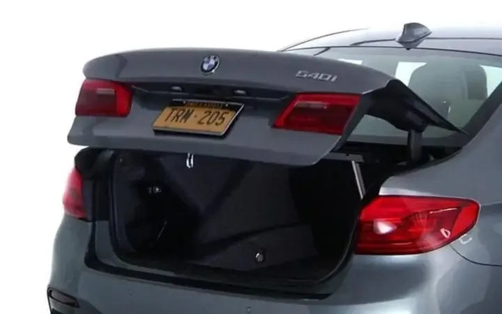 Cơ cấu chốt khóa cốp sau xe ô tô, nằm sâu bên trong để đảm bảo an toàn và cơ chế hoạt động