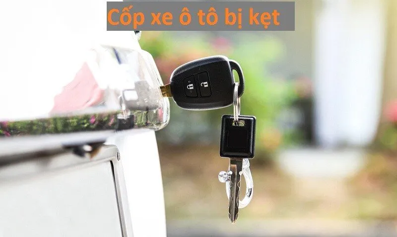 cách mở cốp xe ô tô bị kẹt thủ công