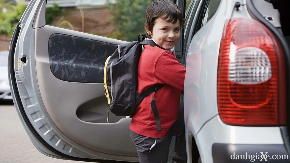 vị trí cần gạt mở cốp xe trong cabin