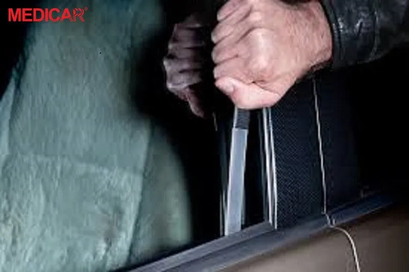 Sử dụng dải kim loại mỏng để kích hoạt lẫy khóa cửa xe hơi