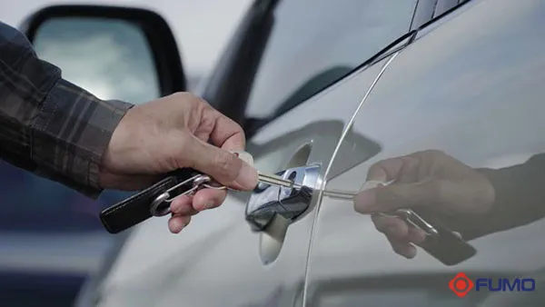 Hình ảnh minh họa việc sử dụng chìa khóa cơ dự phòng để mở khóa cửa xe ô tô