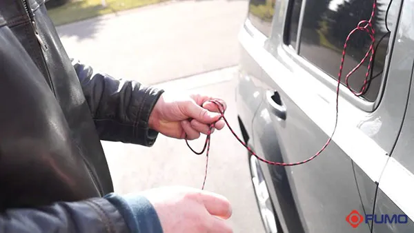 Sử dụng dây thừng mỏng hoặc dây móc áo để mở cửa xe ô tô từ bên ngoài