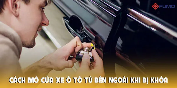 Người lái xe ô tô đang cố gắng mở cửa xe bị khóa từ bên ngoài bằng chìa khóa cơ