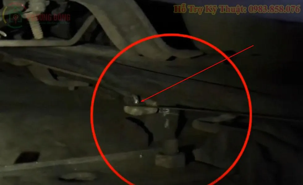 Cách dùng thước nhôm đẩy chốt khóa cửa xe ô tô