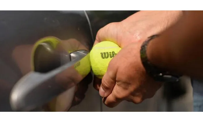 Sử dụng bóng tennis và lực nén khí để mở khóa cửa xe ô tô