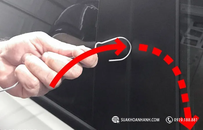 Mở khóa ô tô bằng móc treo quần áo thép đã uốn cong