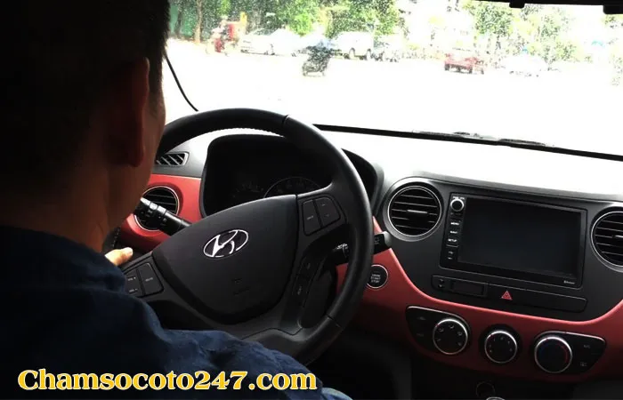 Hình ảnh tập trung vào ổ khóa và chìa khóa xe hơi, hỗ trợ cách mở khoá vô lăng ô tô