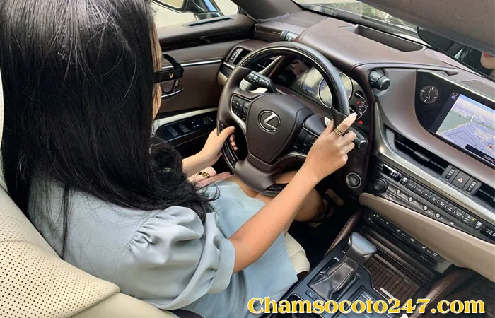 Người lái xe đang kiểm tra tay lái sau khi thực hiện cách mở khoá vô lăng ô tô