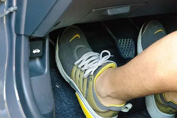 Lái xe số sàn an toàn trên dốc