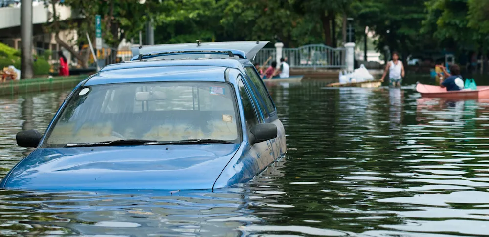Hình ảnh minh họa động cơ xe ô tô bị thủy kích nghiêm trọng