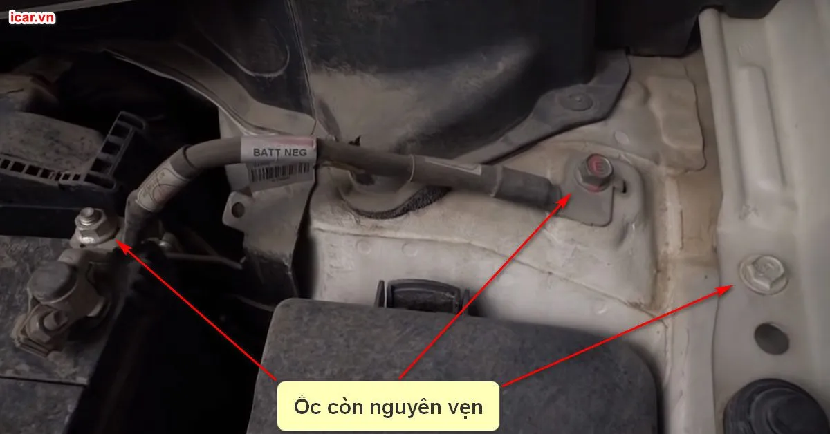 Quan sát dấu sơn và vết xước để đánh giá ốc vít ô tô còn nguyên zin hay không