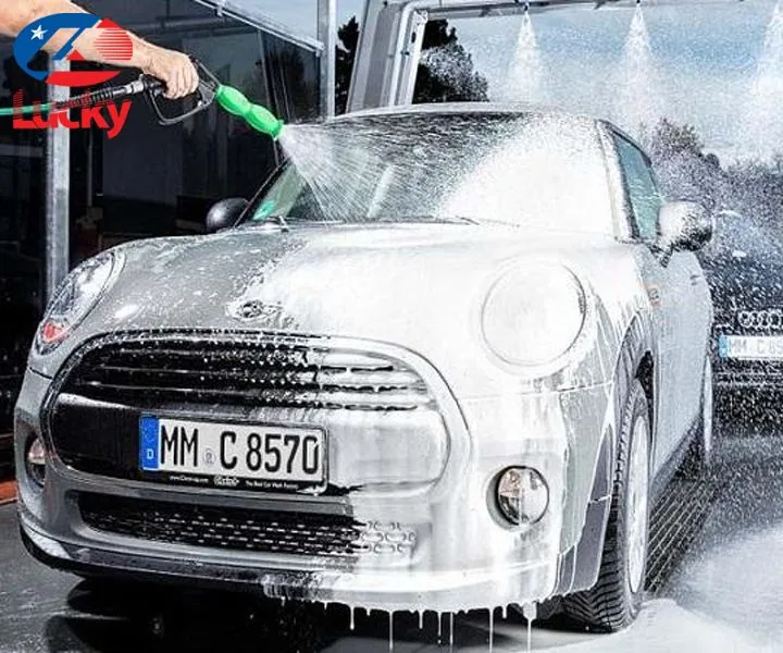 Vệ sinh sạch kính xe bằng dung dịch rửa xe giúp kính sáng bóng