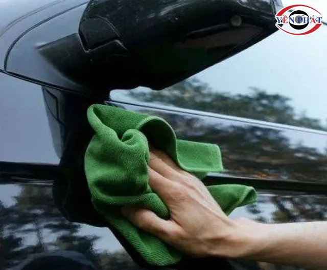 Hình ảnh lau khô xe bằng khăn microfiber sau khi rửa xe ô tô sạch