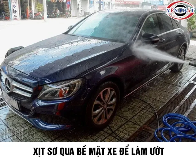 Minh họa quy trình xịt nước làm sạch bụi bẩn thô trên xe ô tô
