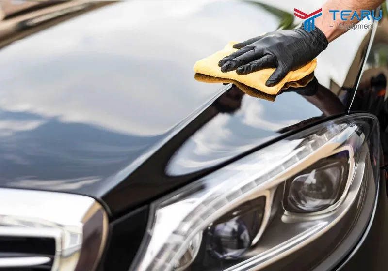 Lau khô xe bằng khăn sợi nhỏ chuyên dụng sau khi áp dụng cách rửa xe ô tô tại nhà