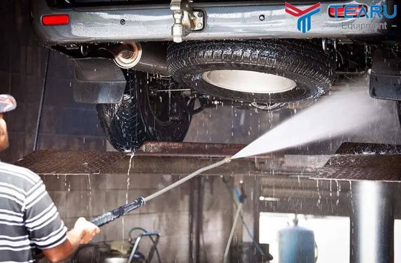 Làm sạch mảng bám dưới gầm xe