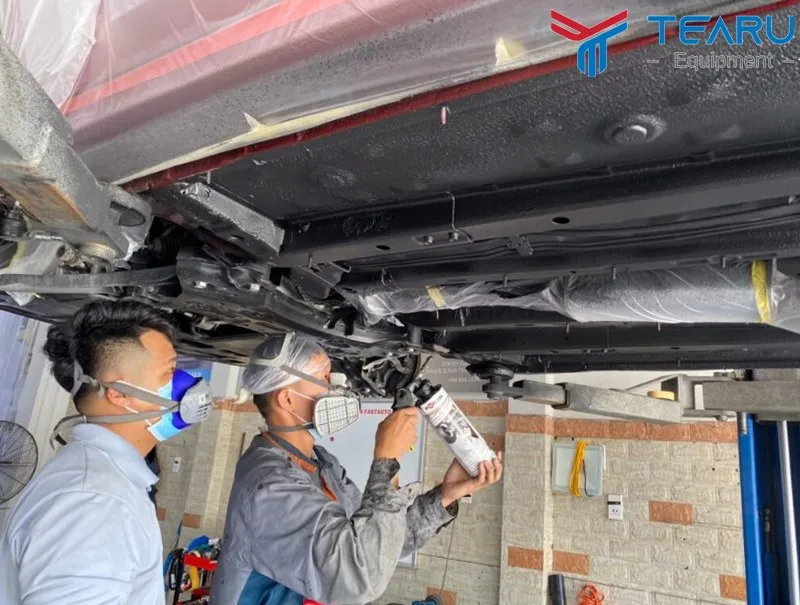 Tiến hành phun sơn phủ gầm xe ô tô