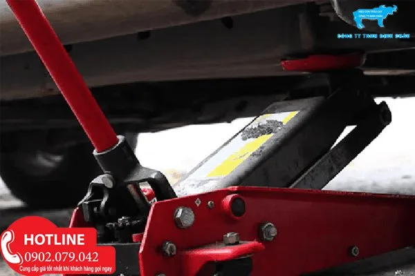 kích cắt kéo ô tô nhỏ gọn tiện lợi để trong cốp xe