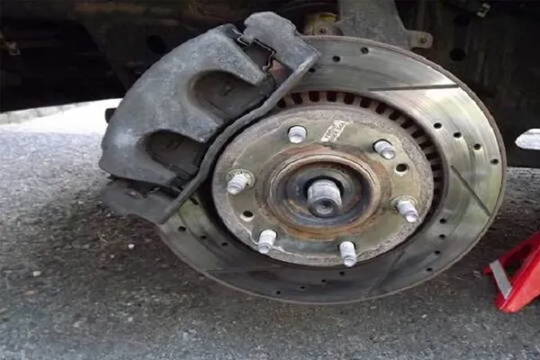 Quy trình hoạt động của hệ thống phanh xe tải khi đạp chân phanh