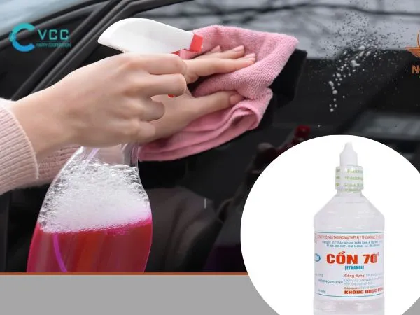 Hình ảnh minh họa chai cồn y tế 70 độ và một số vật dụng khác được sử dụng để vệ sinh kính ô tô