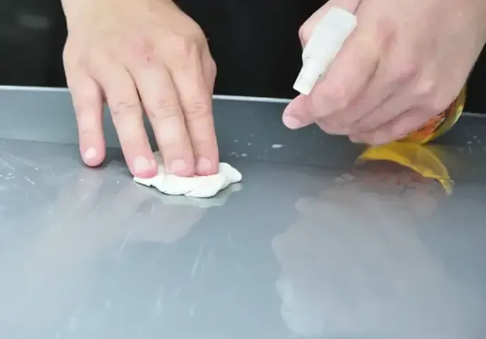 Kỹ thuật cạo keo silicon trên kính chắn gió ô tô bằng dao chuyên dụng